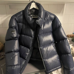 Superdry Jacka - En Äkta Superdry Jacka som nyskick köpt förra året, men kommer inte till användning. Superfin marinblå. Köpt för 2200kr säljer för 1400 och fri frakt!