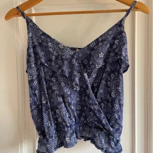 Linne/top - Blommönstrad top från Hollister🌺 Är i väldigt bra skick. Frakt: Skickar via ett kuvert med frimärken. 