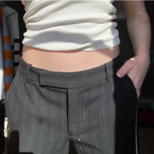 Randiga kostymbyxor  - Jätte snygga kostymbyxor köpa secondhand☺️☺️ har ett liknande par och därav säljer jag!!