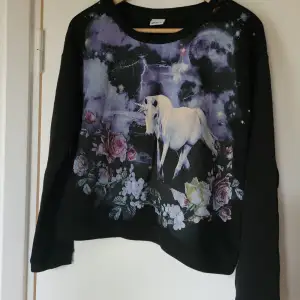 Svart Sweatshirt m fint drömmigt Unicorn-tryck. Stl.XS