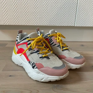 Steve Madden-skor strl 38 - Skitsnygga Steve Maddenskor! Använda några gånger som ni ser, men fortfarande i riktigt bra skick 💕 diskutera gärna pris. Frakt tillkommer 🌸