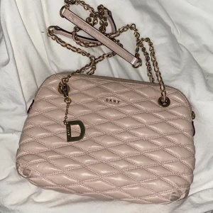 DKNY väska  - Äkta Dkny väska  Använd rätt mycket  Pris kan diskuteras 