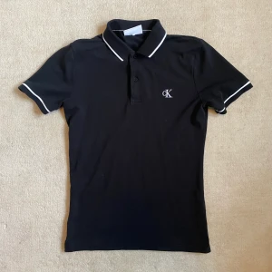 Calvin Klein piké, storlek S - Svart Calvin Klein slimfit piké. Använd några gånger men i mycket fint skick! Priset går att diskutera!