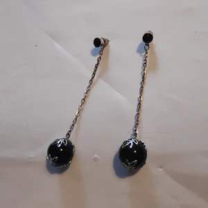 Svarta örhängen - Nästintill oandvända örhängen. 