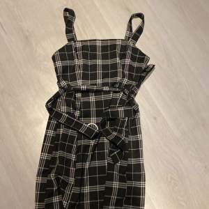 En svart rutig tajt mini dress i storlek 36 (köparen står för frakt)