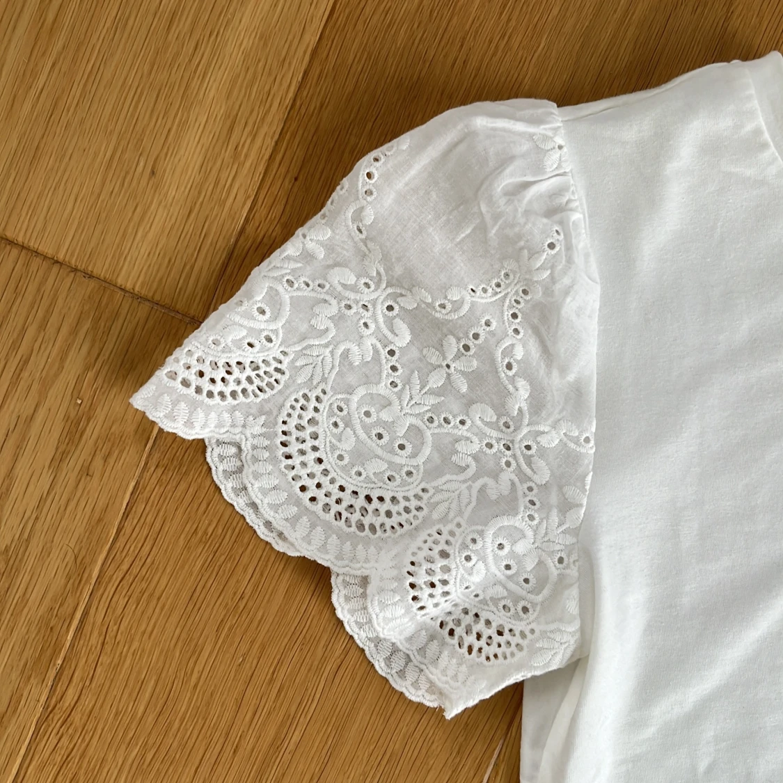 T-shirt med broderi ärmar - 90