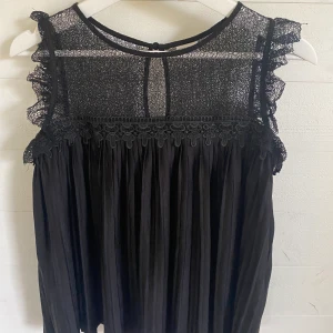 Jättefin topp! - Fin svart topp med genomskinligt nät upptill. Storlek XS🌸