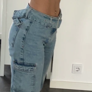 Zara cargo jeans - Säljer dessa sjukt fina zara cargo byxor i jeans material! Dom är medelhögmidja och är storlek 34 och sitter perfekt på mig! Jag är 165 och dom är lite längre på mig, men sitter perfekt över skon! Använda 2 gånger