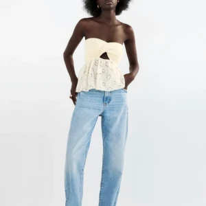 Topp från zara - Nästintill oanvänd topp från zara som nu är helt slutsåld!