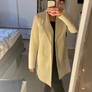 Kappa - Säljer denna kappa ifrån vero moda i storlek S, då den ej används. använd typ 2 gånger. nypris 499kr, säljer för 150 +frakt💕