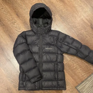 Peak performance jacka - Peak performance jacka i bra skick utan hål eller lagningar. Jackan är i storlek 160. Köparen står för frakt!