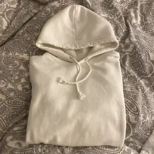 En fin vit hoodie från bikbok, inte så använd så den är i gott skick☺️ Köparen står för frakt:)