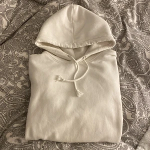 Oversize vit hoodie från bikbok  - En fin vit hoodie från bikbok, inte så använd så den är i gott skick☺️ Köparen står för frakt:)