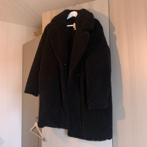 fin oversized teddy kappa - en  oversized fin teddy kappa ifrån h&m , fint skick , fu kar till höst och vinter, den är i storlek xs men jag som har 42 är den lite för liten, så passar xs-m