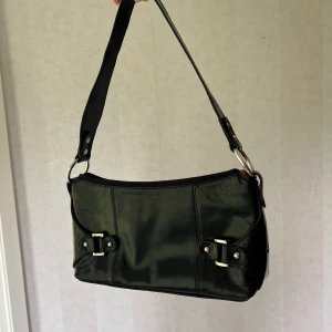 Svart handväska - Jättefin svart handväska/ axelväska i perfekt skick, aldrig använd! Fin brun färg inuti med flera bra fack, skriv om du önskar fler bilder 😊🕶️