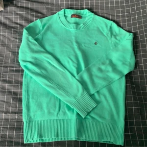 Grön turkos stickad tröja från Morris - Grön turkos stickad tröja från Morris, använd ungefär 3 gånger. Skriv för mer info.