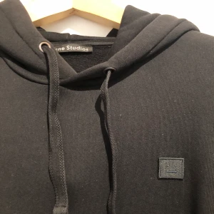 Acne Studios Hoodie - Svart hoodie från Acne Studios köpt i NK för inte länge sen. Är i nyskick knappt använd, kan skicka fler bilder. Storlek S passar true to size. Mått: Byst 110cm. Längd 60cm. Ärm 56cm.