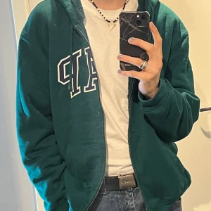 GAP half zip hoodie fleece - köpte den förra året den är ganska oversized. väldigt varm och bra för vintern. ja säljer den för att den inte är min stil längre. inget är sönder