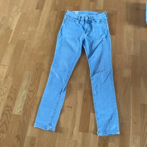 Jeans  - Skinny Jeans från hm passar korta människor lite slitna längst ner men annars fina. 