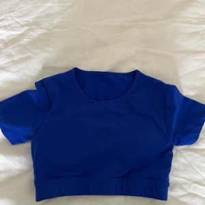 NVGTN träningstopp - Säljer denna supersnygga träningstoppen från NVGTN med inbyggd bh då den ej kommer till användning. Storlek M men passar även en S.  Frakt tillkommer! 