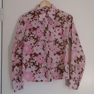 Vintage skjorta strl S - Äkta vintage 70-tals skjorta, märke Perma Press. Färgerna är lite varmare än bilderna visar. Passar XS till M. Kan mäta den vid intresse. 