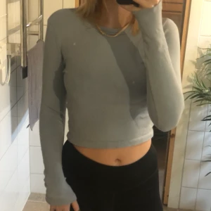 Ljusblå långärmad tröja - Säljer denna ljusblåa långärmade tröjan ifrån Gina tricot! Köparen står för frakten 💞