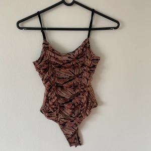 Mesh body - En cool rosa mesh body. Toppen har innertyg på framsidan och är därför inte genomskinlig men endast mesh på baksidan. Frakt tillkommer 💗