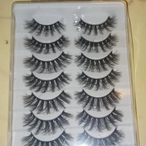 Lösfransar  - Säljes för 70kr plus frakt (högst 2 frimärken) oanvända och man får 12par. Mvh Caroline 