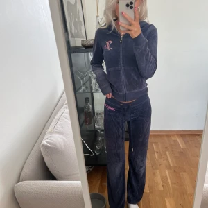 Mörkblå Juicy Couture - Mörkblått Juicy Couture set som jag fick i födelsedagspresent för en del år sedan så den är väl använd, passar perfekt för mig som brukar vara XS. Hör av er för fler bilder!