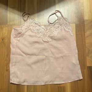 natt linne - säljer mitt nattlinne från hm då den inte kommer till användning. Sparsamt användt! Köparen står för frakt!