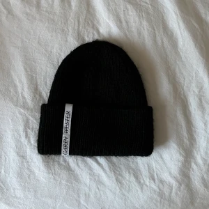 Carin Wester mössa -  Carin Wester mössa, använd en gång så den är som ny!💛nypris 299kr