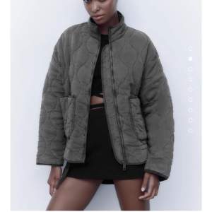 Säljer denna skitsnygga gråa Zara jackan!! Säljer pga att den va för liten och jag inte hann lämna tillbaka då den💕 