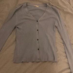 Kofta - En jättefin kofta som tyvär inte kommer till användningen🥲nästan helt oanvänd!