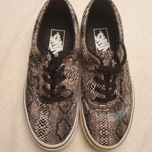 VANS sneakers med ormskinnsmönster  - I princip oanvända VANS köpta i New York. 100% läder. 