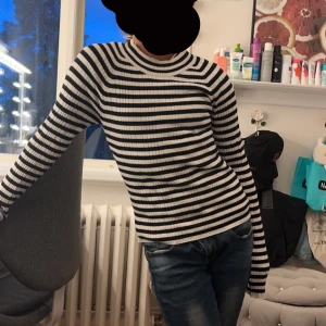 Randigt - Första tröjan är från ginatricot i stl s och den kostar 100kr. Den andra tröjan är ifrån h&m och i stl 10-12 y och kostar 20kr.