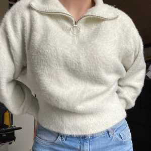 Vit Stickad Tröja - Croppad vit stickad tröja med dragkedja. Storlek S.