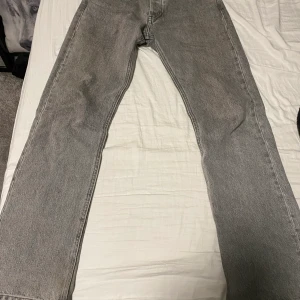 Hope rush  - Säljer ni mina favoritbyxor till någon ny då jag växt ut de, de är ett par hope rush denim bleach grey och är väldigt eftertraktade, Satt bra på mig när jag vägde runt 65kg men funkar såklart om du väger lite mer eller mindre men beror på passformen du vill ha. Alla hopes byxor är en storlek i längd så funkar för alla. De är i vanligt skick på 8/10 men finns lite färgförändring längst ner på baksidan av ett ben. Säljer för 899kr! Skriv om du har frågor eller annat. 