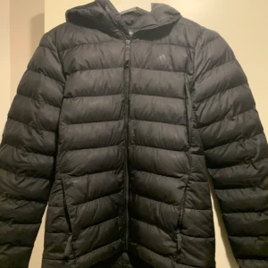 Jacka Adidas S - Svart adidasjacka. Fint skick, storlek S. Skickas mot fraktkostnad 