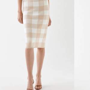 Säljer denna stickade kjol från Gina Tricot i strl XS, kan du ja på S då den är lite stretchig . Helt felfri, inga defekter. Säljer för 100 kr. 