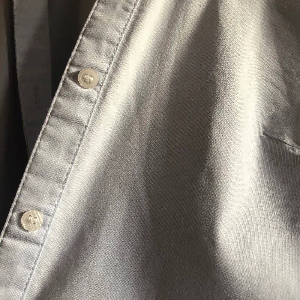 Ljusblå skjorta från hm, knappt använd, vita knappar. Skjortor.