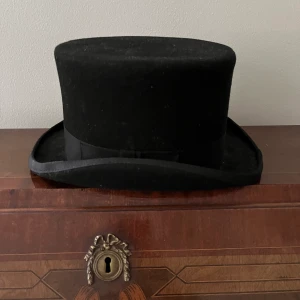 Cylinder hatt - Sparsamt använd cylinderhatt. Bra skick i 100% ull. Storlek L. Köptes på Beyond retro