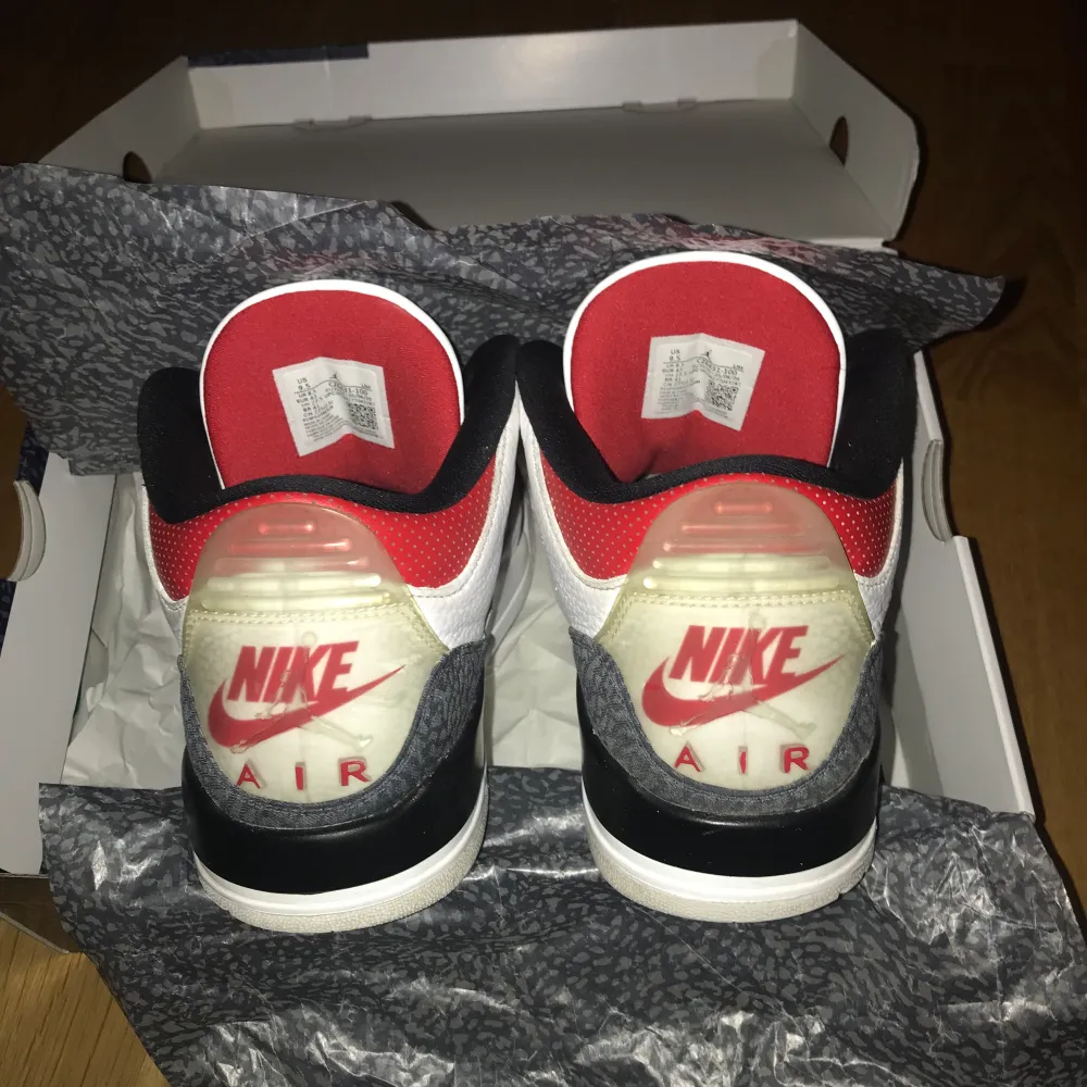 ett par feta jordan 3 fire reds varsamt använda billigt pris är öppen för trades enbart seriösa förslag sko snören följer med och original kartong ny pris 3500 säljer pga har tröttnat helt enkelt e som sakt väldigt öppen för trades. Skor.