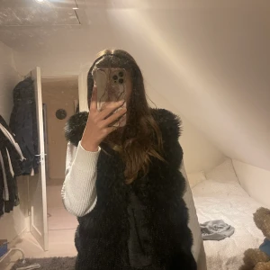 Päls väst med mycket fluff  - Säljer denna pälsväst i storlek s/m skulle säga att den är mer xs/s inga defekter eller slitningar pris kan diskuteras 