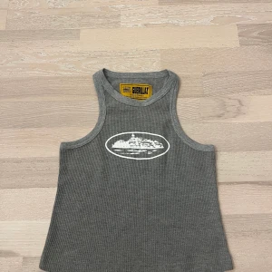 Corteiz Alcatraz Tank Top / Y2K - Corteiz Alcatras Tank Top i grå, helt ny ds i storlek L, men skulle säga den passar alla beroende på hur man vill ha den. Bud från 359:
