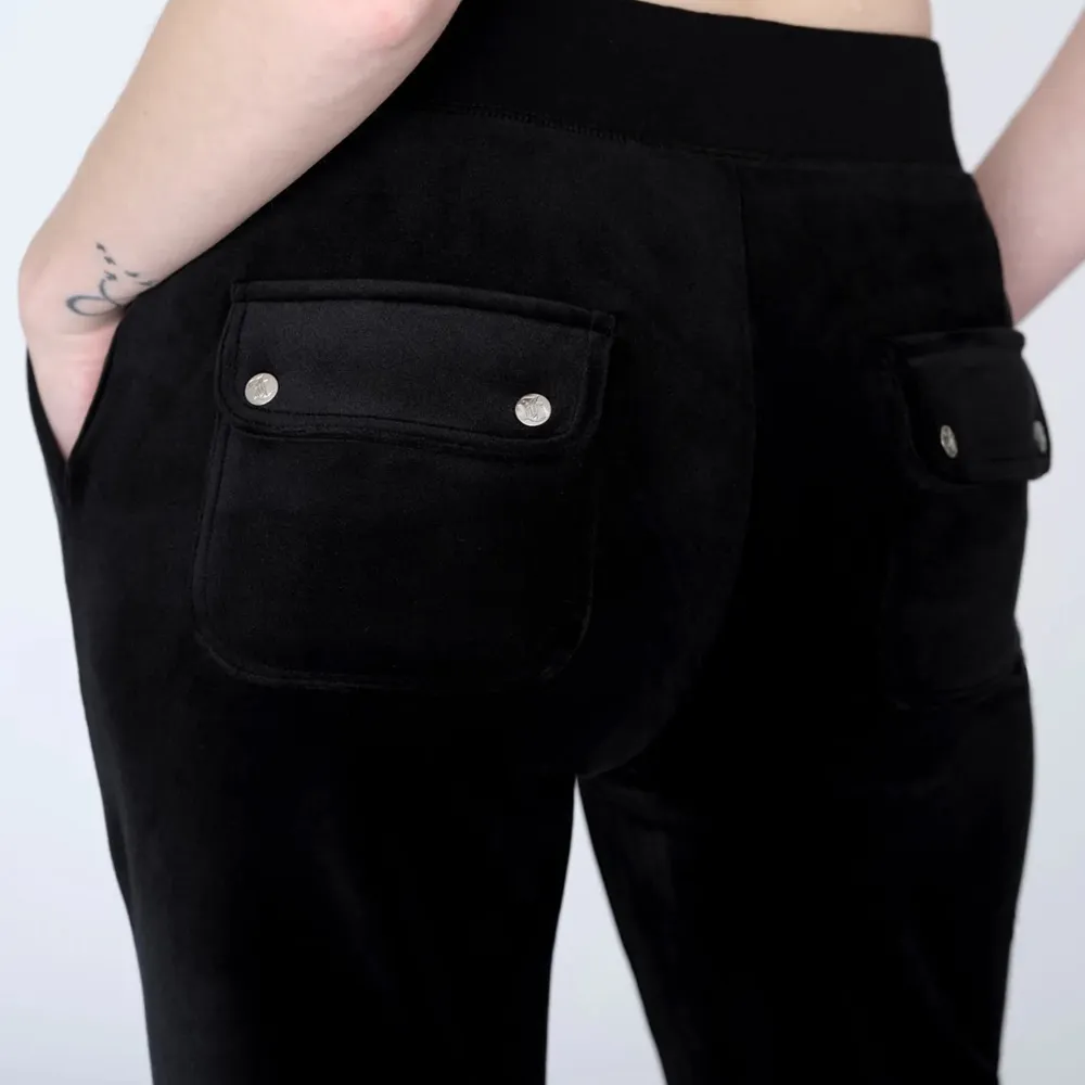 Svarta juciy byxor aldrig används finns kvar. Jeans & Byxor.