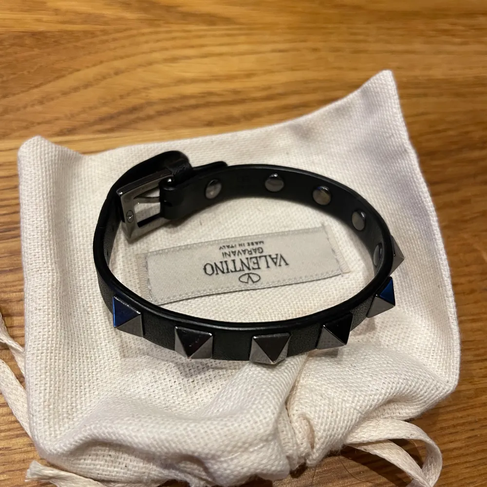 Valentino armband i väldigt bra skick, i princip som nytt som ni ser på bilderna. Ingår dustbag, box osv. Nypris 2300kr. Accessoarer.