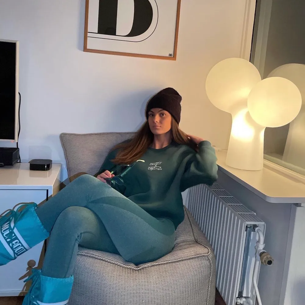 Grön collegetröja från Madlady storlek S. Det absolut skönaste materialet inuti, luddigt fluff💚 Pris går såklart att diskutera💗. Neuletakit & Villapaidat.