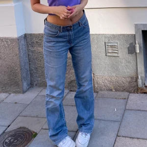 Lågmidjade jeans - Skitsnygga lågmidjade jeans köpta second hand.  Storlek 40, passar mig som är 172 cm och har XS-S i kläder.  Högsta bud 180 kr
