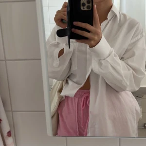 Oversized skjorta - Den perfekta oversized skjortan någonsin. Liknar den från Djerf Avenue.  Köpt vintage Passar mig som är 172 lång och har XS-M i kläder.  