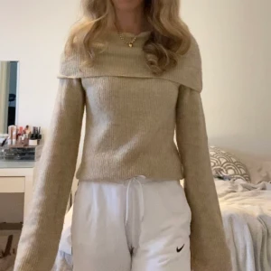 Stickad tröja i mohair  - Säljer denna stickade tröjan i mohair från bikbok💗 använd en gång💗inte nopprig eller något annat fel på den